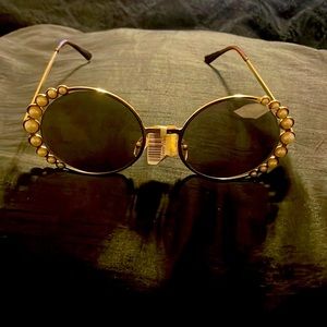 Outline pearl sunglasses